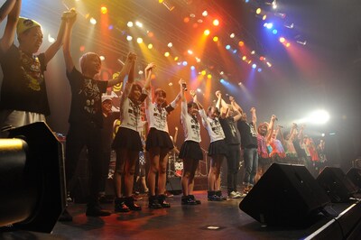 全出演者登場のアンコール「あんた飛ばしすぎ」の模様。