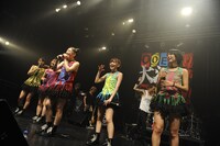 全出演者登場のアンコール「あんた飛ばしすぎ」の模様。