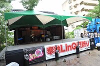 雨の中に作られた特設ステージ。