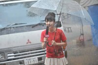 豪雨の状況をレポートする原直子。