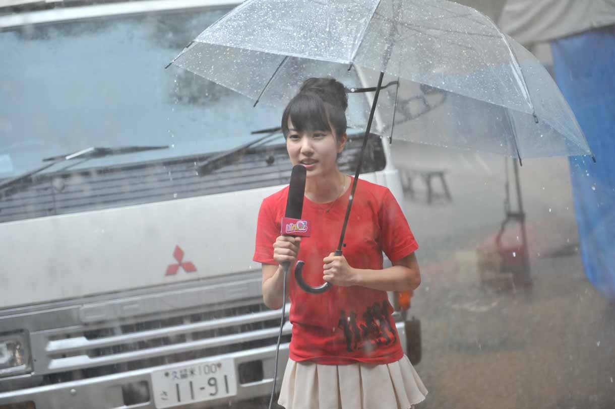 豪雨の状況をレポートする原直子。