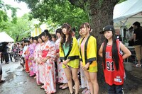 宮司による祈祷を見守るLinQ。