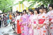 宮司による祈祷を見守るLinQ。