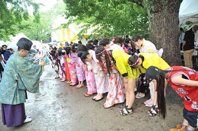 宮司による祈祷を受けるLinQ。