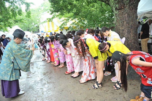 宮司による祈祷を受けるLinQ。