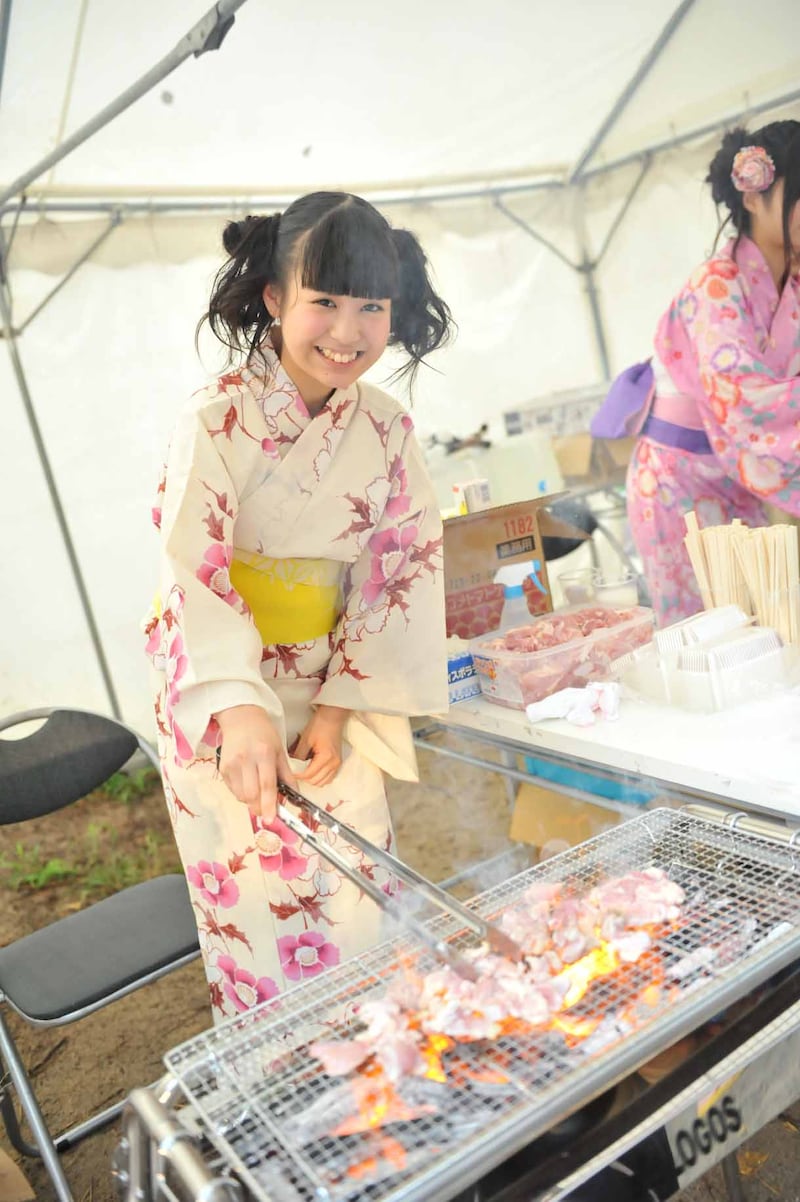 地鶏を焼く城崎はるな。