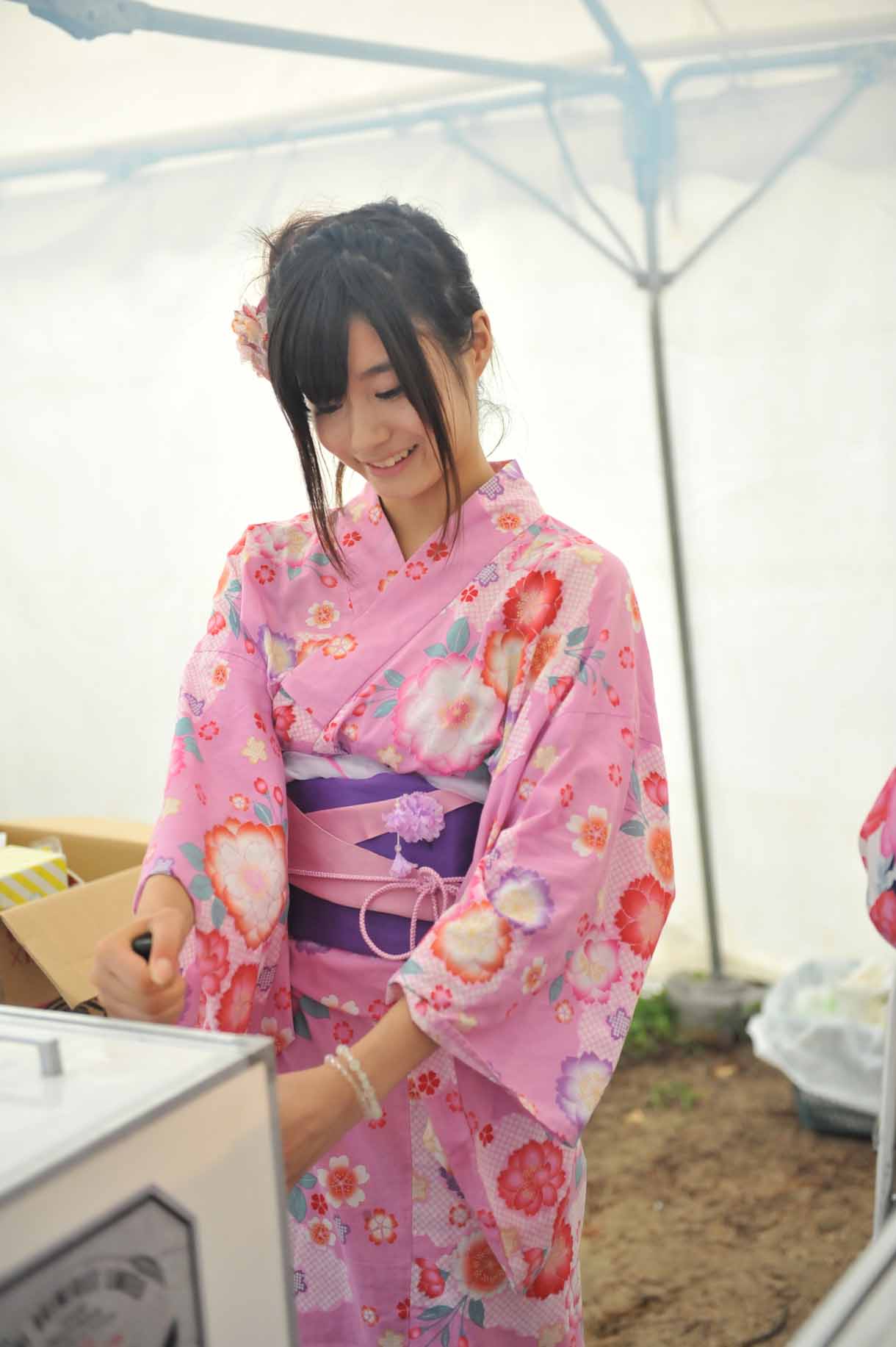 ビールを注ぐ坂井朝香。