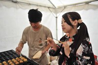 たこ焼きを焼く高木悠未。