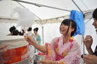 わたあめを作る桃咲まゆ。