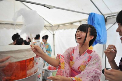 わたあめを作る桃咲まゆ。