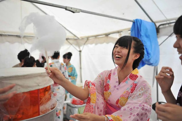 わたあめを作る桃咲まゆ。