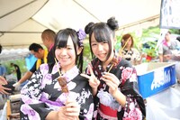 焼き肉屋を担当した水野真理奈と福山果奈。