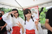 お守りを販売した伊藤麻希と姫崎愛未。