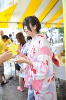 レモネードを振る舞う秋山ありす。