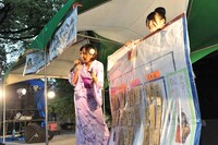 「まつむラムネ早飲み大会」の様子。