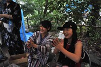 ヨーヨー屋を担当した深瀬智聖とMYU。