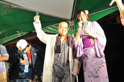 「まつむラムネ早飲み大会」で敗れ悔しそうな顔をする松村くるみと優勝したファン。
