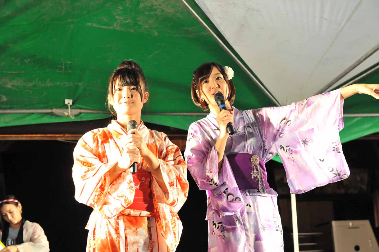 左から志良ふう子、松村くるみ。
