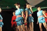 左から山木彩乃、城崎はるな。