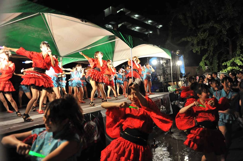 ステージを飛び出しファンの目の前でパフォーマンスするLinQ。