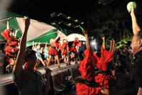 ステージを飛び出しファンの目の前でパフォーマンスするLinQ。