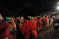 ステージを飛び出しファンの目の前でパフォーマンスするLinQ。