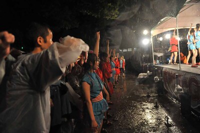 「HANABI!」歌唱の様子。