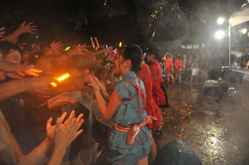 ステージを飛び出しファンの目の前でパフォーマンスするLinQ。