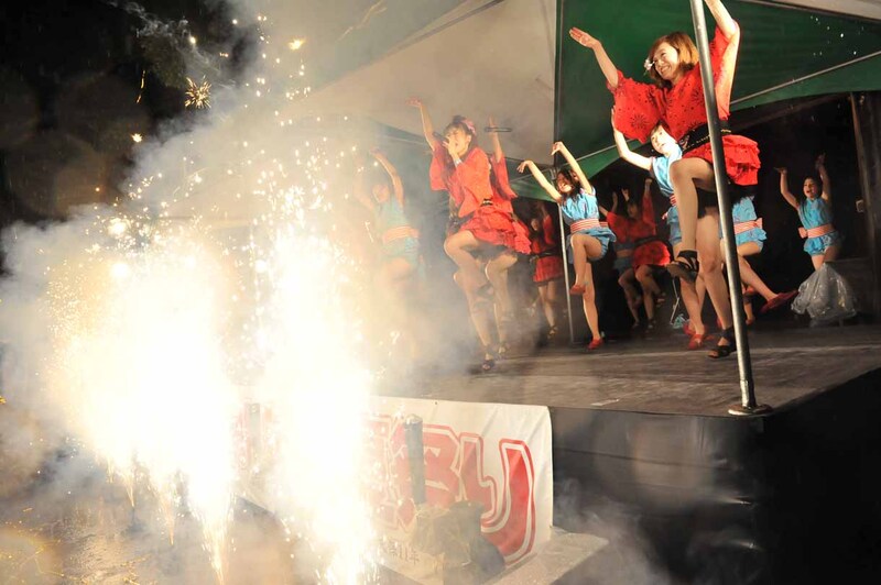 パフォーマンスと連動してステージ前方から花火が噴出する。