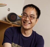 原案とシリーズ構成を担当する佐藤大。