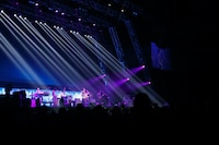 「斉藤和義 20th Anniversary Live 1993-2013 "20＜21" ～ これからもヨロチクビ ～」さいたまスーパーアリーナ公演の様子。