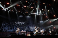 「斉藤和義 20th Anniversary Live 1993-2013 "20＜21" ～ これからもヨロチクビ ～」さいたまスーパーアリーナ公演の様子。