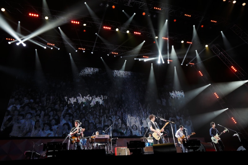 「斉藤和義 20th Anniversary Live 1993-2013 "20<21" ~ これからもヨロチクビ ~」さいたまスーパーアリーナ公演の様子。