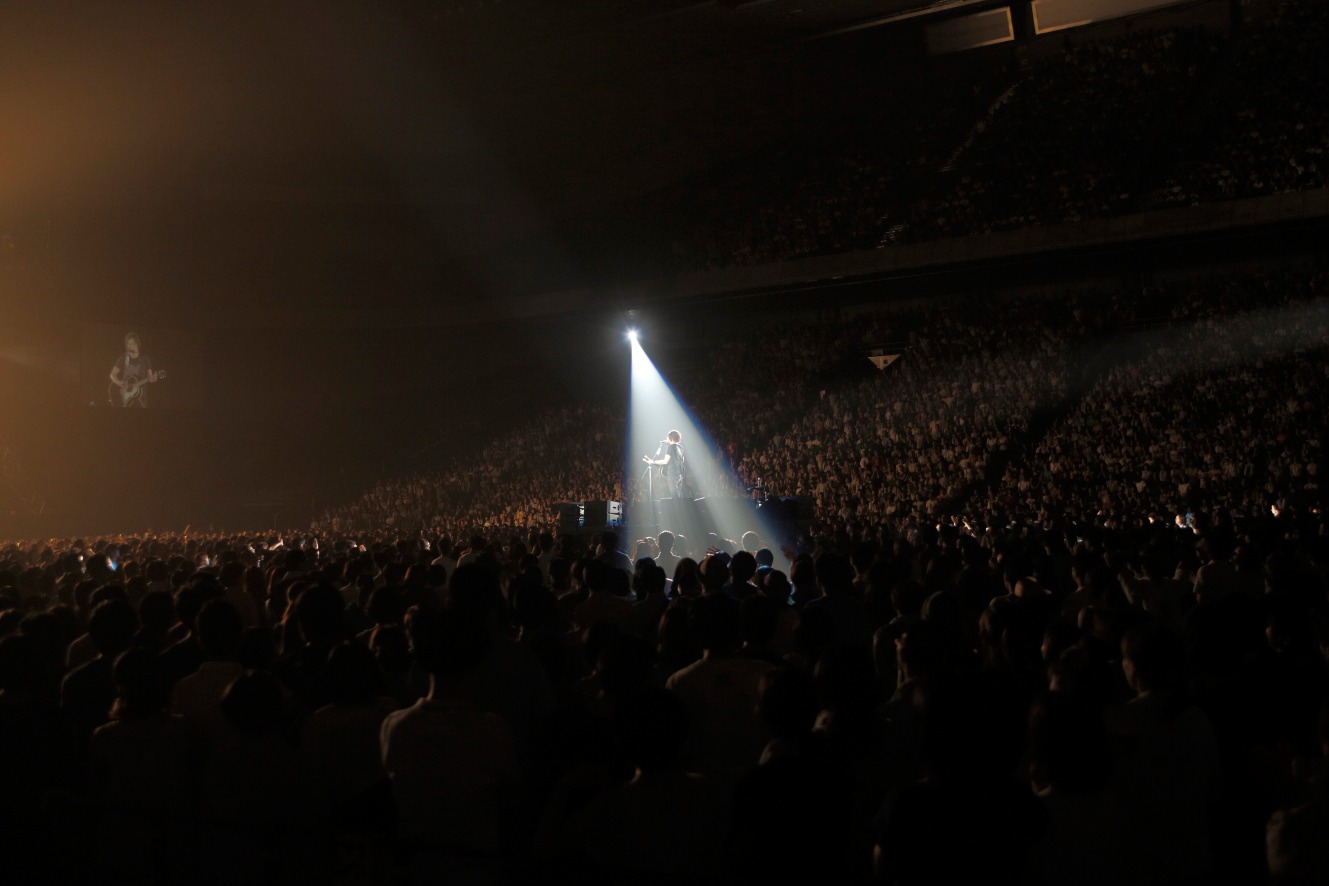 「斉藤和義 20th Anniversary Live 1993-2013 "20＜21" ～ これからもヨロチクビ ～」さいたまスーパーアリーナ公演の様子。