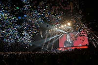 「斉藤和義 20th Anniversary Live 1993-2013 "20＜21" ～ これからもヨロチクビ ～」さいたまスーパーアリーナ公演の様子。