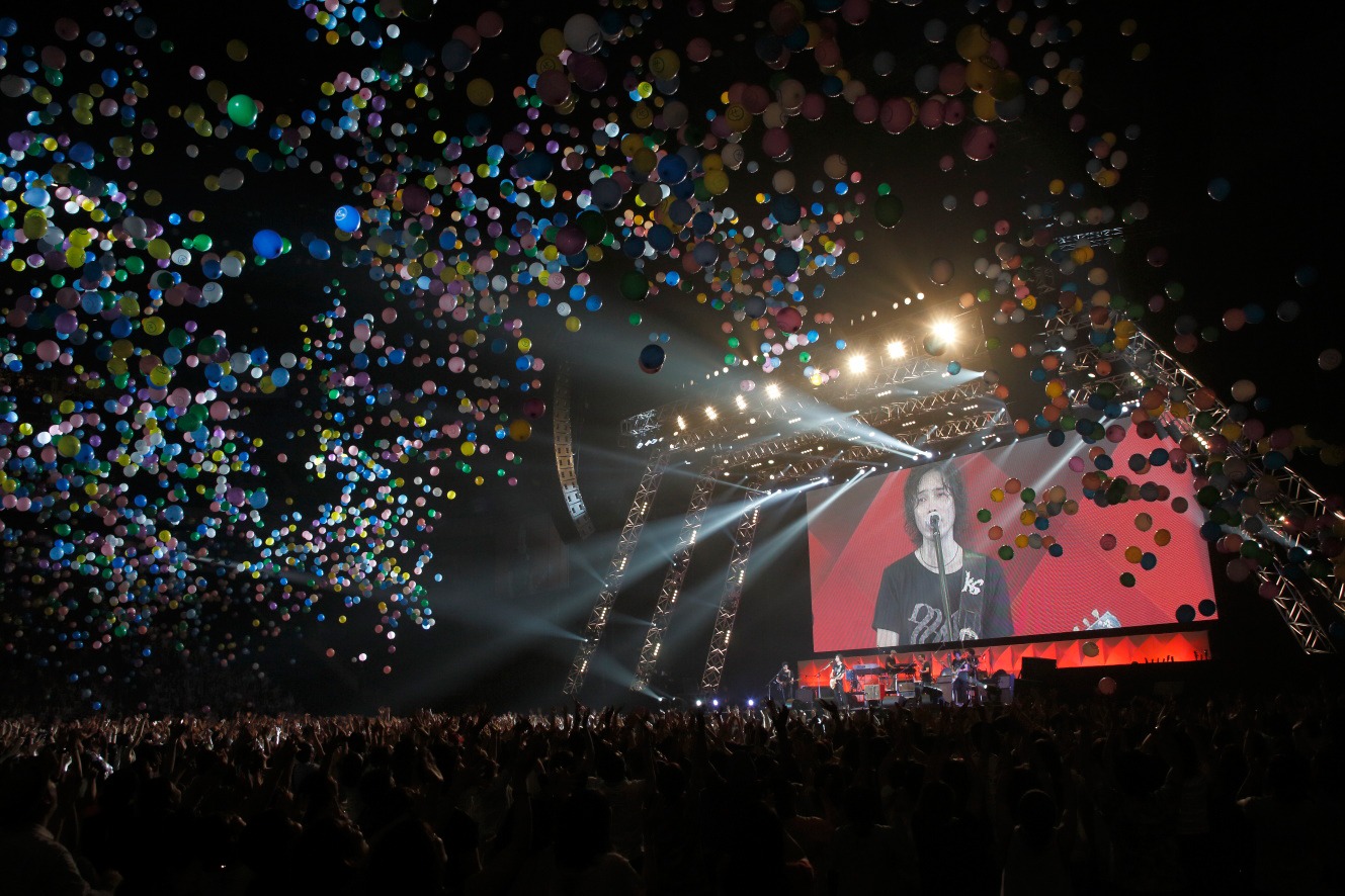 「斉藤和義 20th Anniversary Live 1993-2013 "20＜21" ～ これからもヨロチクビ ～」さいたまスーパーアリーナ公演の様子。