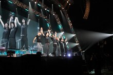 「斉藤和義 20th Anniversary Live 1993-2013 "20＜21" ～ これからもヨロチクビ ～」さいたまスーパーアリーナ公演の様子。