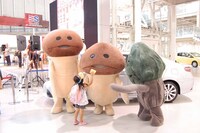 子どもと触れ合うなめこたち。