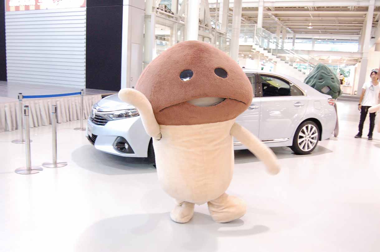 記念撮影に応じるなめこ。