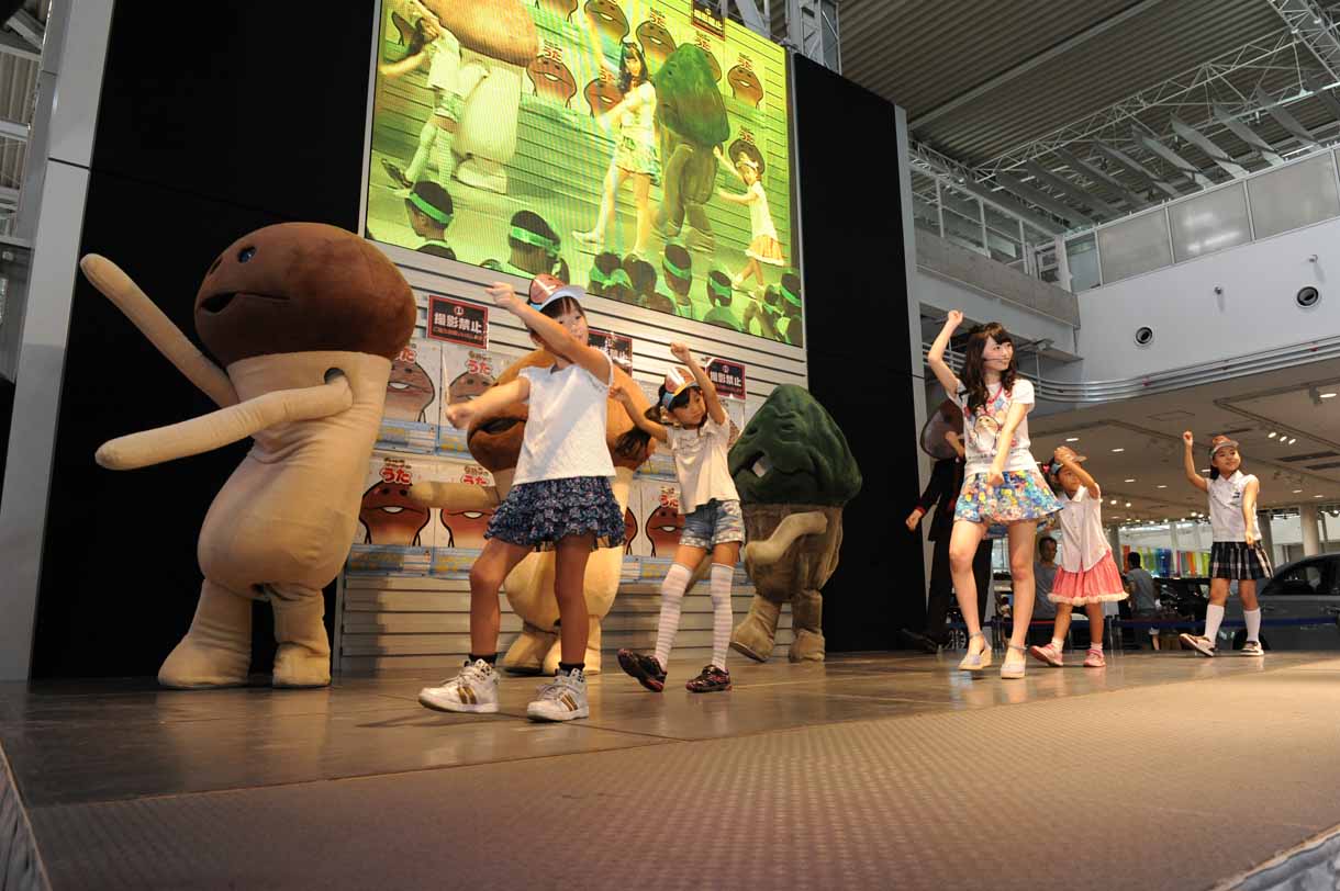 「『なめこのうた』夏休み!! 全国ダンスレッスンツアー♪」東京公演の模様。