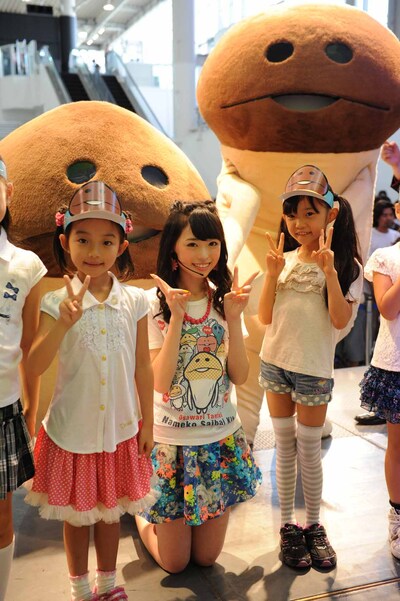 福原遥とキッズダンサー。後ろはなめこと長なめこ。