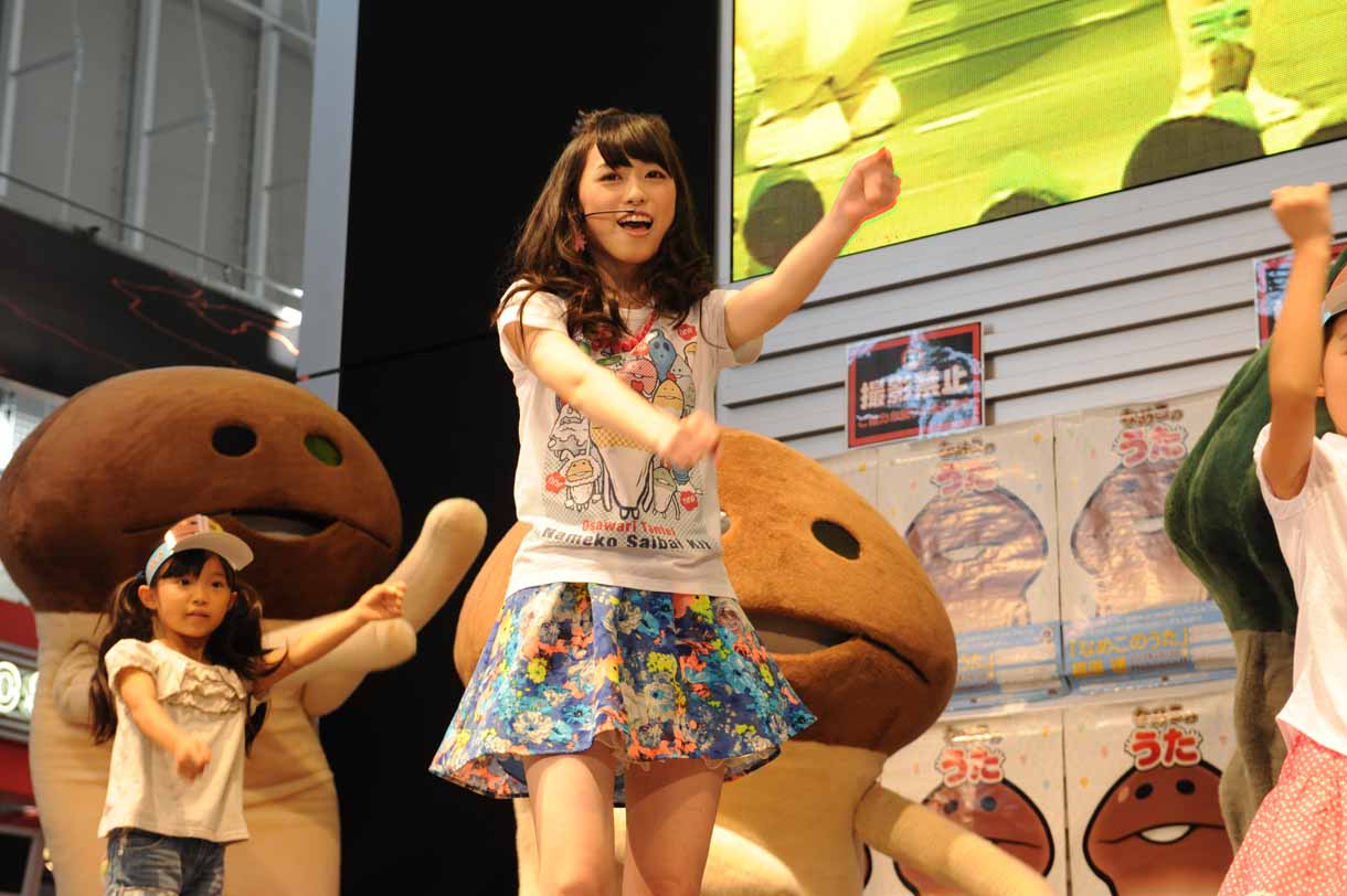 「『なめこのうた』夏休み!! 全国ダンスレッスンツアー♪」東京公演の模様。