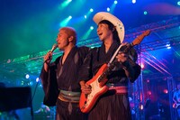 4年ぶりの共演を果たしたトータス松本（左）とウルフルケイスケ（右）。