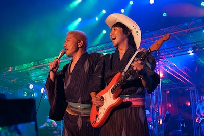 4年ぶりの共演を果たしたトータス松本（左）とウルフルケイスケ（右）。