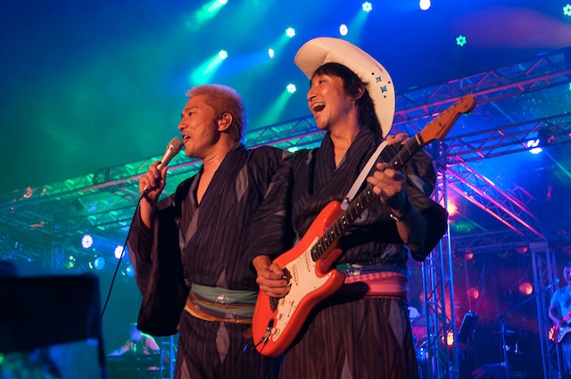 4年ぶりの共演を果たしたトータス松本（左）とウルフルケイスケ（右）。