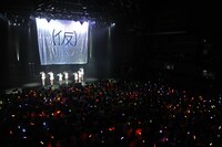 「アップアップガールズ（仮）1stライブハウスツアーアプガ第二章（仮）開戦 ～横浜リベンジ決戦～」のライブの模様。