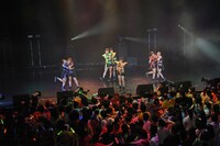 「アップアップガールズ（仮）1stライブハウスツアーアプガ第二章（仮）開戦 ～横浜リベンジ決戦～」のライブの模様。