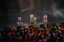 「アップアップガールズ（仮）1stライブハウスツアーアプガ第二章（仮）開戦 ～横浜リベンジ決戦～」のライブの模様。