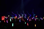 「SAMURAI GIRLS」の冒頭で刀を振りかざすアップアップガールズ(仮)。