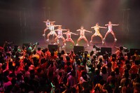 「アップアップガールズ（仮）1stライブハウスツアーアプガ第二章（仮）開戦 ～横浜リベンジ決戦～」のライブの模様。